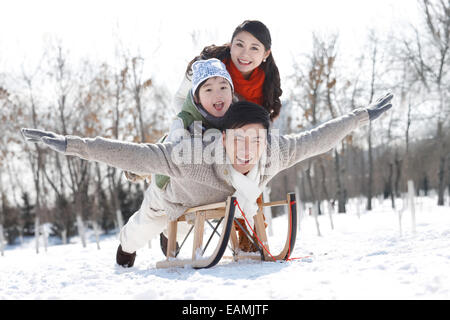 Solo bambini famiglia sciare sulla slitta Foto Stock