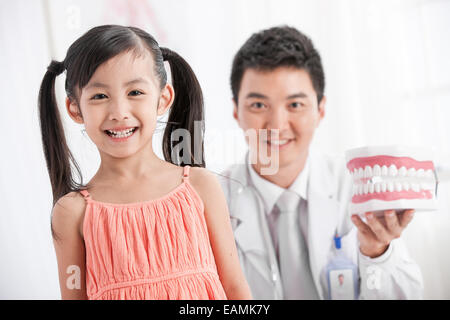 Ragazze orientali e dentisti Foto Stock