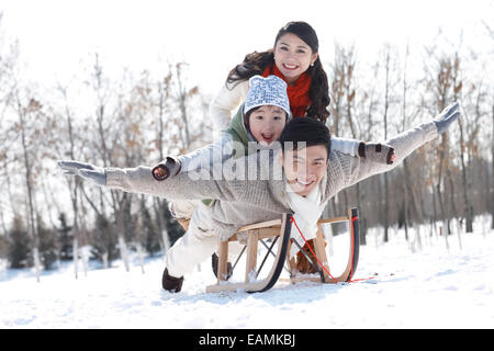 Solo bambini famiglia sciare sulla slitta Foto Stock