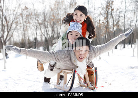 Solo bambini famiglia sciare sulla slitta Foto Stock