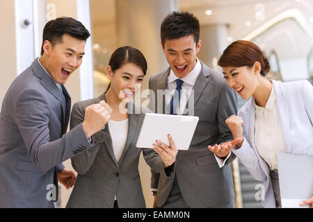 Quattro uomini di affari che parla in modo da lavorare Foto Stock