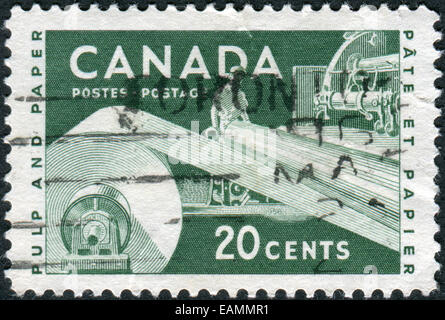 CANADA - circa 1956: francobollo stampato in Canada, dedicata all'industria della carta mostra la pasta di legno e carta, circa 1956 Foto Stock