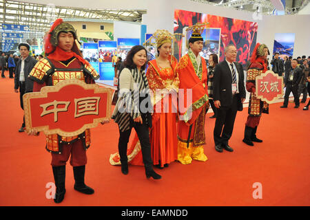 Nov. 14, 2014 - CINA SHANGHAI NOV 14: 2014 China International Travel Mart a Shanghai. China International Travel Mart (CITM) è il più grande professional travel mart in Asia. Essa ha richiamato l attenzione delle persone nel settore del turismo in tutto il mondo. Come un evento annuale che si terrà a Shanghai e Kunming alternativamente. CITM 2014, organizzato congiuntamente dalla China National Tourism Administration, Amministrazione dell'aviazione civile della Cina e Shanghai Municipal governo del popolo, si terrà a Shanghai New International Expo Center dal 14 novembre al 16 novembre. © SIPA Asia/ZUMA filo/Alamy Live News Foto Stock