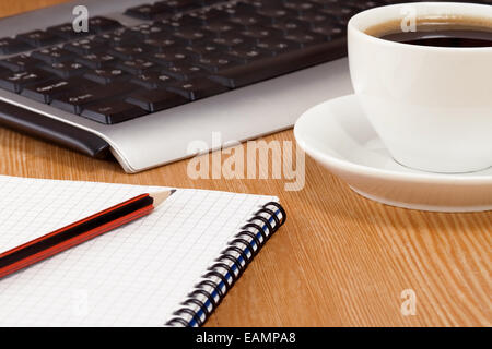 La tastiera portatile e la tazza di caffè sul tavolo Foto Stock