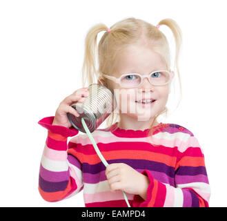 Funny kid in occhiali con possibile come un telefono isolato Foto Stock