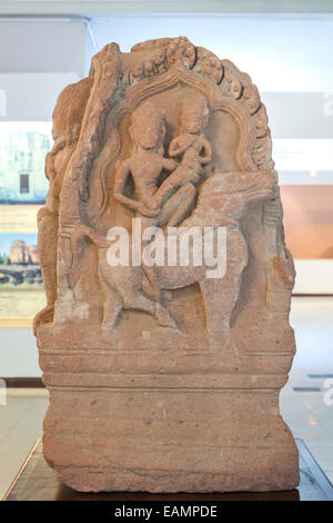 In arenaria scolpita raffigurante Trimurti o tre suprema divinità Indù, Shina, Vishnu e Brahma, Phimai museo nazionale, Thailandia Foto Stock