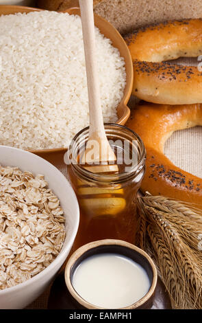 Avena, riso, miele, latte in pentola e spike su saccheggi Foto Stock