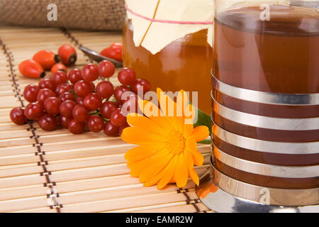 Fiori, pallon di maggio, berry cane e miele sul saccheggio Foto Stock