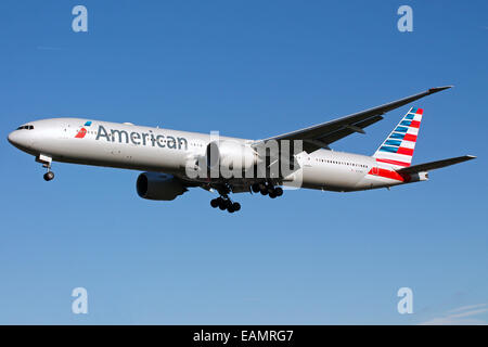 American Airlines Boeing 777-300 approcci pista 27L all'Aeroporto di Londra Heathrow. Foto Stock