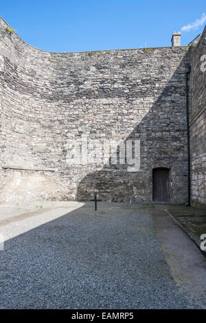 Croce sulla motivazione della prigione di Kilmainham dove i prigionieri sono stati giustiziati. Dublino, Irlanda Foto Stock