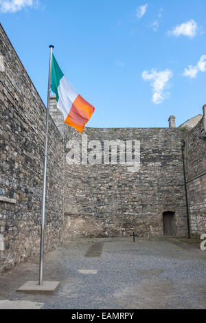 Bandiera dell'Irlanda nella prigione di Kilmainham dove i prigionieri sono stati giustiziati. Dublino, Irlanda Foto Stock