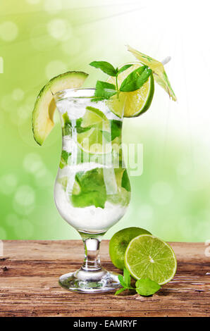 Il mojito fresco drink con sfocatura dello sfondo verde Foto Stock