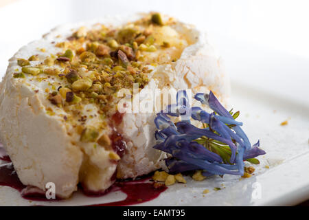 Involtino di meringa al pistacchio e concentrato di lamponi Foto Stock