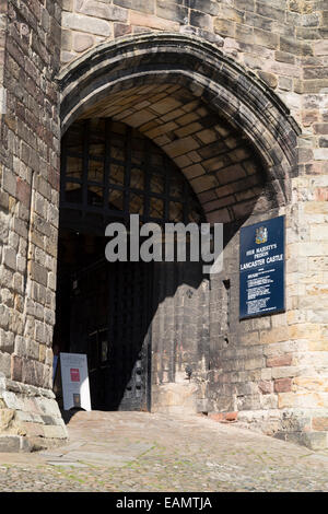 Regno Unito, Lancaster, ingresso al castello. Il castello è anche utilizzato come prigione. Foto Stock