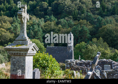 Croce sulla tavoletta al vecchio cimitero di Glendalough. Wicklow Mountains. L'Irlanda Foto Stock