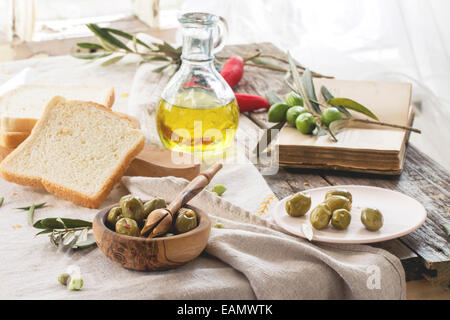 Vecchio libro sul tavolo di legno Foto stock - Alamy