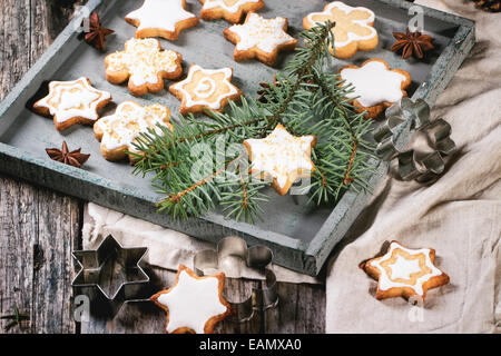 Un assortimento di biscotti di Natale sul vassoio in legno, servita con albero di Natale ramo vecchio tavolo Foto Stock