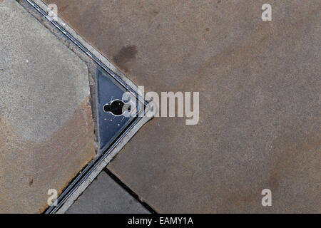 Metallo quadrato di fognature berlina con vernice nera e la ruggine sulla superficie del telaio Foto Stock