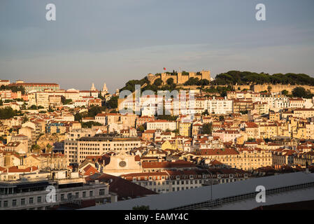 Vista di Lisbona da San Pedro Viewpoint compresi sul Castello di San George, il Castelo de Sao Jorge, Bairro Alto, Lisbona, Portogallo Foto Stock