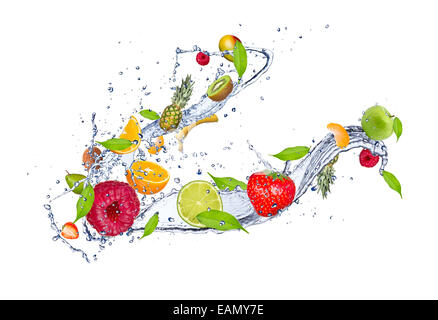 Mix di frutta in acqua splash, isolati su sfondo bianco Foto Stock