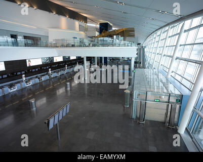 Vista in elevazione dei cancelli di partenza in aeroporto di Dublino, terminale 2, Repubblica di Irlanda. Foto Stock