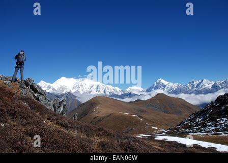 Kangchenjunga e le vette circostanti di alta Himalaya sono visti da un punto di vista sulla cresta Singalila in India Foto Stock