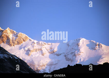 Alba si rompe sul Kangchenjunga visto da un punto elevato nello stato indiano del Sikkim Foto Stock