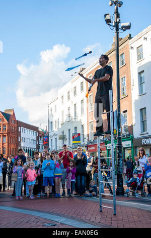 Dublino, Irlanda - 11 Ago, 2014: giocoliere effettuando in corrispondenza di St. Stephens Green Center di Grafton Street a Dublino in Irlanda nel mese di agosto Foto Stock