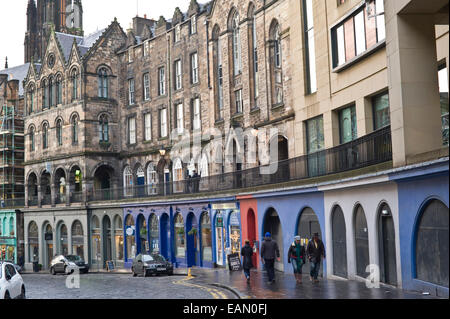 Gli edifici & negozi sulla West Bow off Grassmarket nel centro della città di Edimburgo in Scozia UK Foto Stock