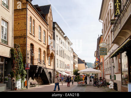 Scena di strada con caffè e bar nel centro della città vecchia di Sankt Goar, Renania-Palatinato, Germania, Europa. Foto Stock