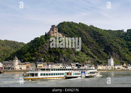 100 anni di battelli a vapore la barca di crociera DS Goethe passando Katz castello affacciato sul Medio Reno presso il St Goarshausen, Germania Foto Stock