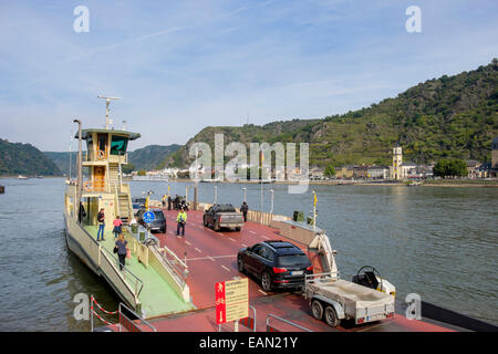 Loreley traghetto auto caricamento pronto a navigare attraverso il fiume Reno a Sankt Goarshausen da St Goar, Renania-Palatinato, Germania Foto Stock