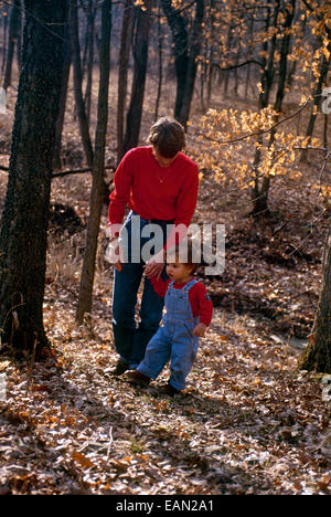 La madre e il bambino figlio di esplorare la caduta dei boschi, Missouri USA Foto Stock