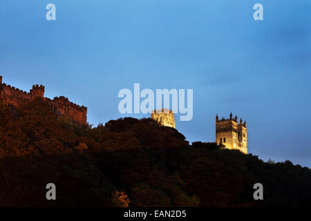 La Cattedrale di Durham illuminate al tramonto della Contea di Durham Durham Inghilterra Foto Stock