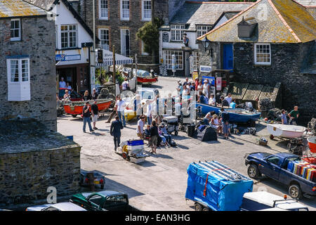 PORT ISAAC, Cornwall, Regno Unito - 9 Agosto 2010: troupe televisiva per filmare la hit ITV dramma 'Doc Martin' su Port Isaac quay Foto Stock