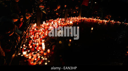 Praga, Repubblica Ceca. 17 Nov, 2014. Le candele sono visti presso la piazza Venceslao a Praga, Repubblica ceca, 17 novembre 2014 in occasione del XXV anniversario del 17 novembre 1989. Credito: CTK/Alamy Live News Foto Stock