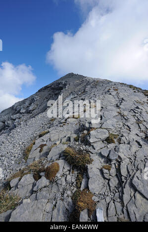 Ghiaia ripido pendio sul sentiero in Sonnjoch, Karwendel, Austria Foto Stock