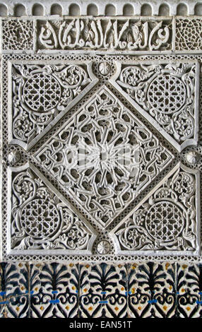 Dettaglio di intricati lavori in stucco, Nasrite Palace, l'Alhambra di Granada,Spagna Foto Stock