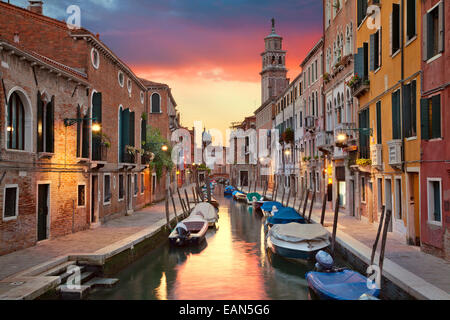 Uno dei molti canali stretti a Venezia durante il bellissimo tramonto. Foto Stock