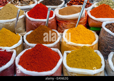 Pressione di stallo di spezie, Anjuna Flea Market, Anjuna, Goa, India Foto Stock