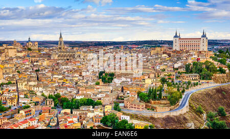 Toledo, Spagna lo skyline della città sul fiume Tago all'alba. Foto Stock