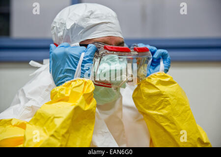 Würzburg, Germania. 03 Nov, 2014. Un partecipante di sposa durante un workshop sulla preparazione per il servizio nelle zone di crisi in corrispondenza di un virus di Ebola seminario di formazione in Würzburg, Germania, 03 novembre 2014. Dopo che le forze armate federali, Wuerzberg ha il solo il virus Ebola training center per data. Gli aiuti tedeschi-lavoratori nelle zone di crisi e in tedesco le stazioni di isolamento qui in treno. Foto: DANIEL KARMANN/dpa/Alamy Live News Foto Stock