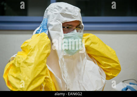 Würzburg, Germania. 03 Nov, 2014. Un partecipante di sposa durante un workshop sulla preparazione per il servizio nelle zone di crisi in corrispondenza di un virus di Ebola seminario di formazione in Würzburg, Germania, 03 novembre 2014. Dopo che le forze armate federali, Wuerzberg ha il solo il virus Ebola training center per data. Gli aiuti tedeschi-lavoratori nelle zone di crisi e in tedesco le stazioni di isolamento qui in treno. Foto: DANIEL KARMANN/dpa/Alamy Live News Foto Stock