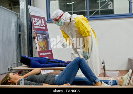 Würzburg, Germania. 03 Nov, 2014. Pietro, il partecipante a un virus di Ebola seminario di formazione, durante un seminario sulla preparazione per il servizio nelle zone di crisi in Würzburg, Germania, 03 novembre 2014. Dopo che le forze armate federali, Wuerzberg ha il solo il virus Ebola training center per data. Gli aiuti tedeschi-lavoratori nelle zone di crisi e in tedesco le stazioni di isolamento qui in treno. Foto: DANIEL KARMANN/dpa/Alamy Live News Foto Stock