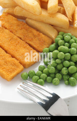 Fish Fingers chips e piselli un pasto popolare per bambini Foto Stock