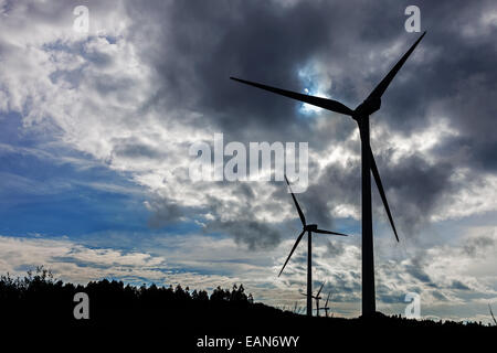 Generatori di turbine eoliche sulla cima di una collina per la produzione di energia pulita e rinnovabile in Terras Altas de Fafe, Portogallo Foto Stock