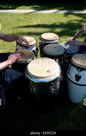 Musicista che gioca una percussione bongo. Foto Stock