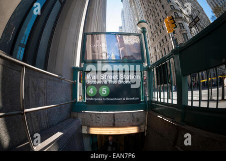 Il Wall Street Subway ingresso in New York Sabato, 15 novembre 2014. (© Richard B. Levine) Foto Stock