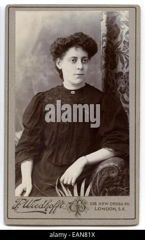 Edwardian carte-de-visite, ritratto di una giovane donna. Preso in studio di Federico Wiedhofft, London, Regno Unito circa 1905 Foto Stock