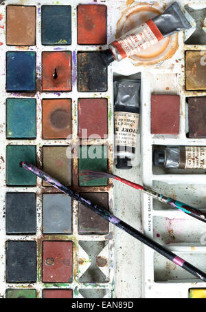 Vecchio artisti paintbox e spazzole e tubesof oilpaint Foto Stock